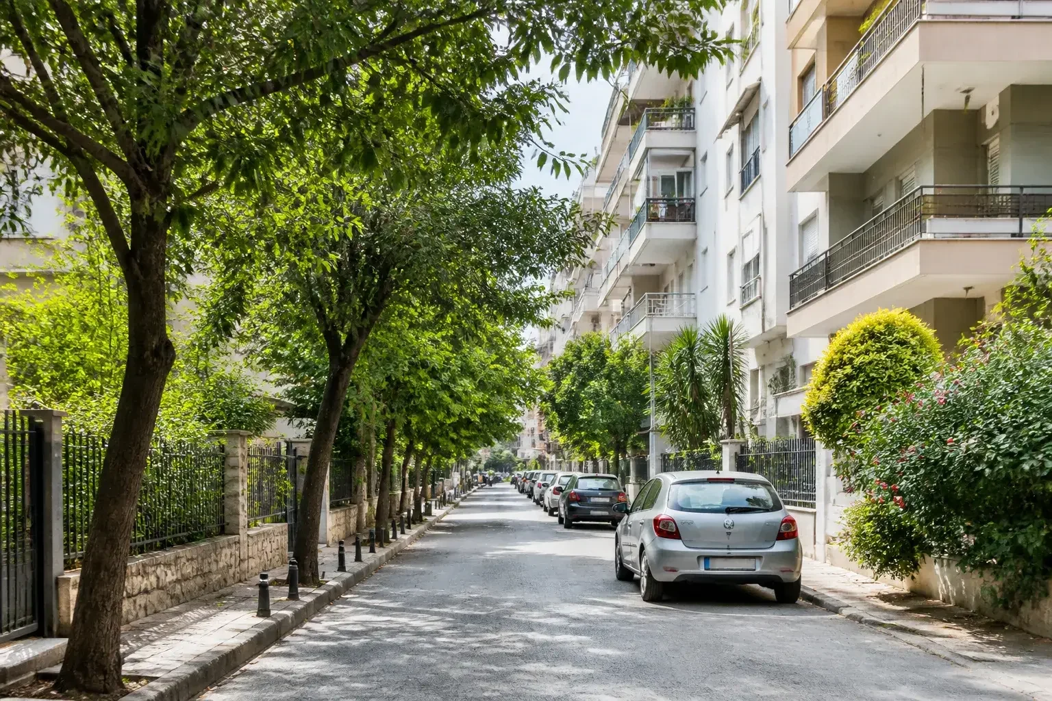 Bornova’da ağaçlıklı ve düzenli bir mahalle görünümü
